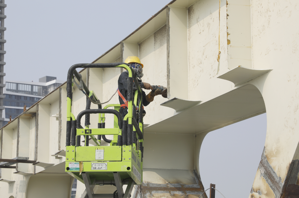 赣州蓉江新区双层景观桥主桥桁架完成吊装，建设工程监理助力品质工程